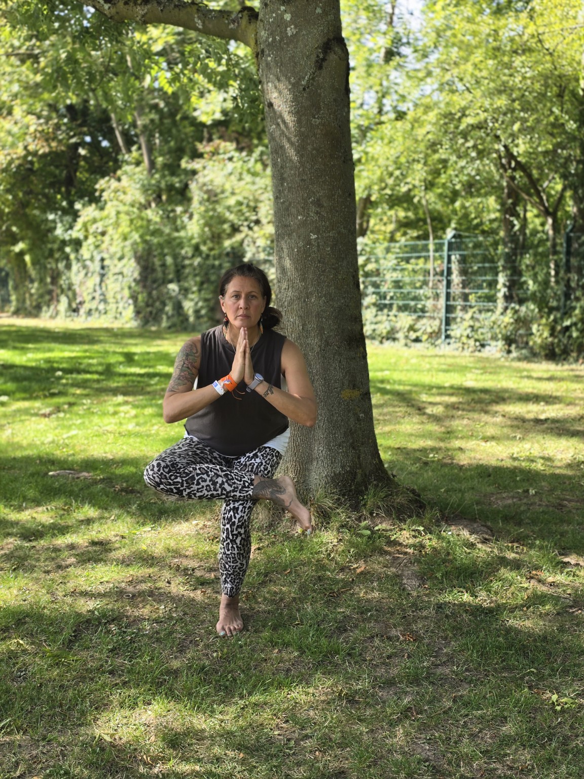 Hanne Koch bei einer achtsamen Yoga-Praxis in der Natur