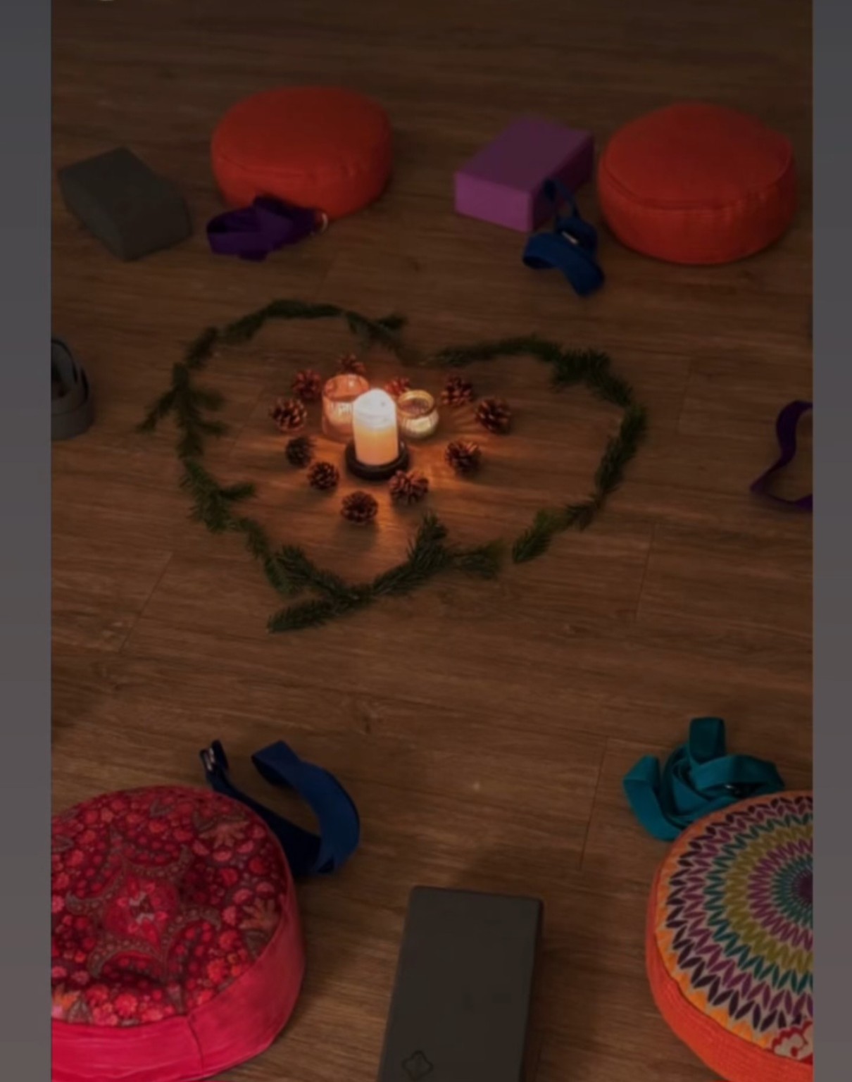 Ritual und Yoga-Atmosphäre mit Kerzen